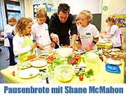 Der irische Spitzenkoch Shane McMahon und Münchener Schüler schmierten 300 gesunde Pausenbrote am 15.10.2012 in der Grandlschule München Pasing (©Foto: P.U.N.K.T.)